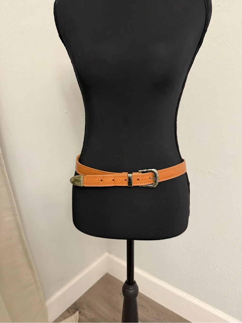 Vintage Classic Tan Saddle Leather Women’s Belt with Antiqued Buckle